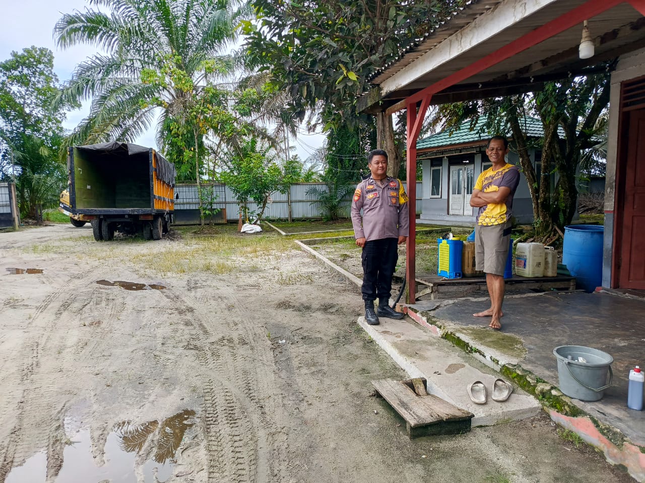 Jalin Silaturahmi, Bhabinkamtibmas Kelurahan Pager Sambangi Warga