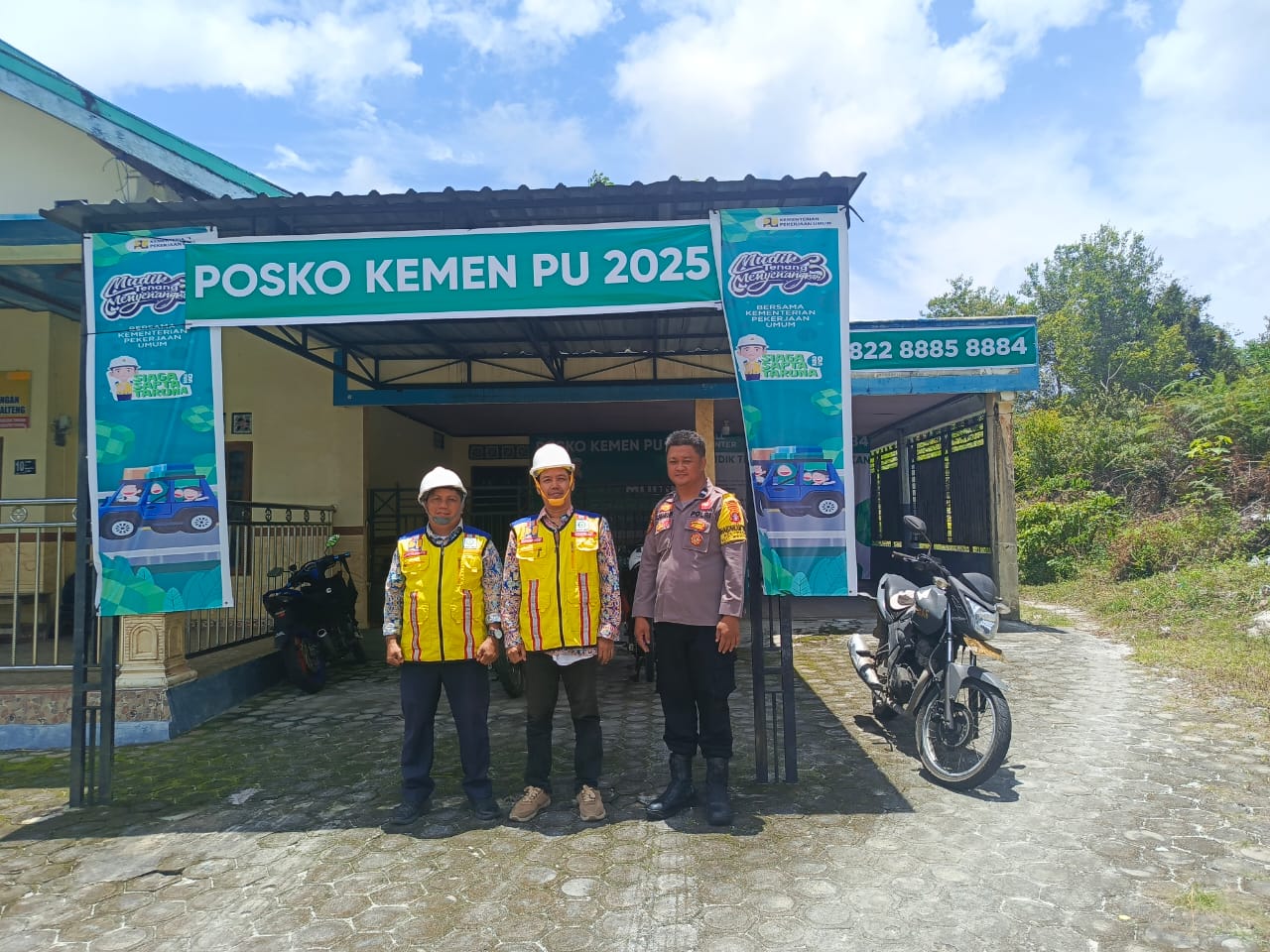 Bhabinkamtibmas Kelurahan Pager Sambangi Posko PUPR, Sampaikan Masukan Terkait Infrastruktur