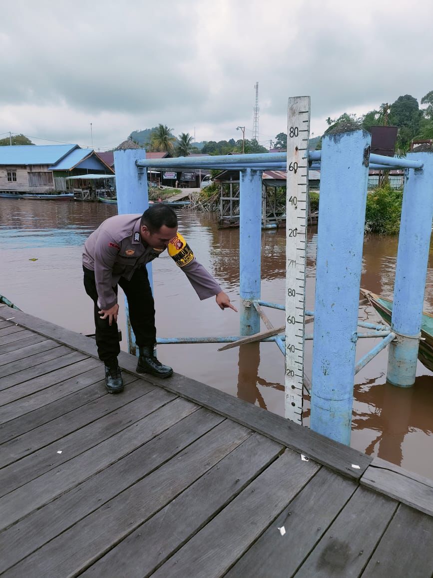 Anggota Polsek Bukit Batu Periksa Debit Air di Dermaga Pangkalima Jaya