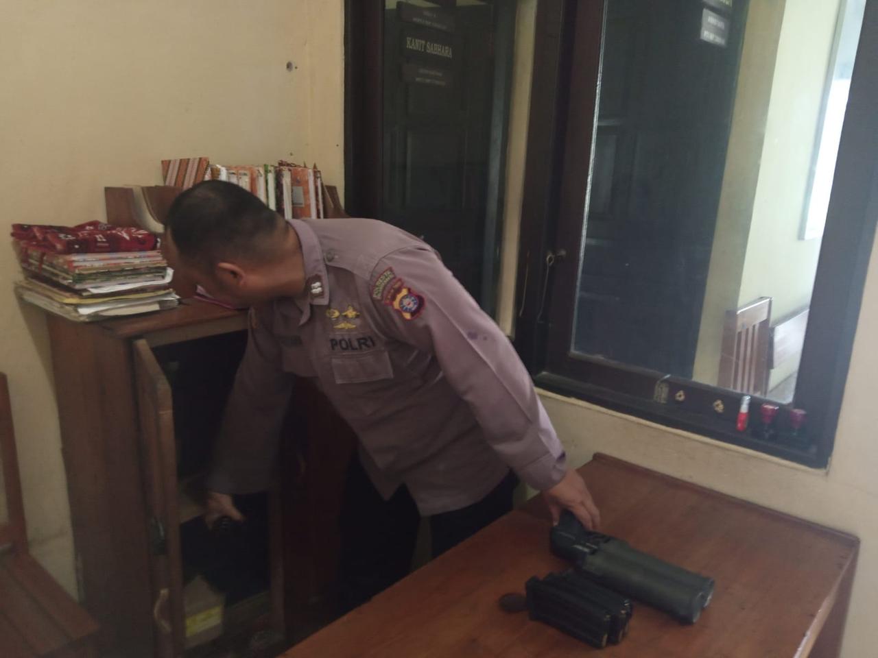 Pastikan Kesiapan Tugas, SPKT Polsek Sabangau Cek Alat Dinas