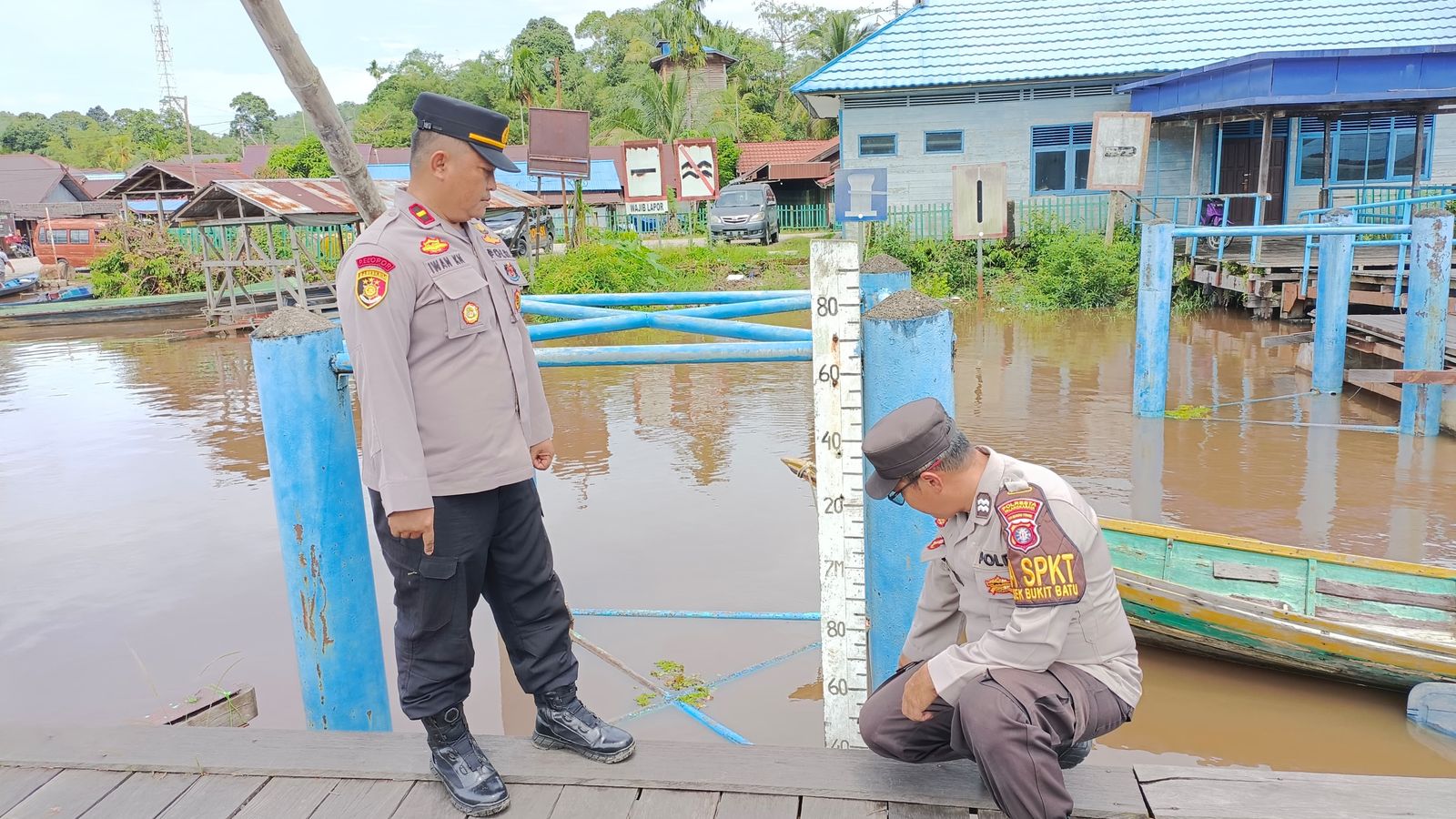 Anggota Polsek Bukit Batu Rutin Periksa Debit Air di Dermaga Pangkalima Jaya