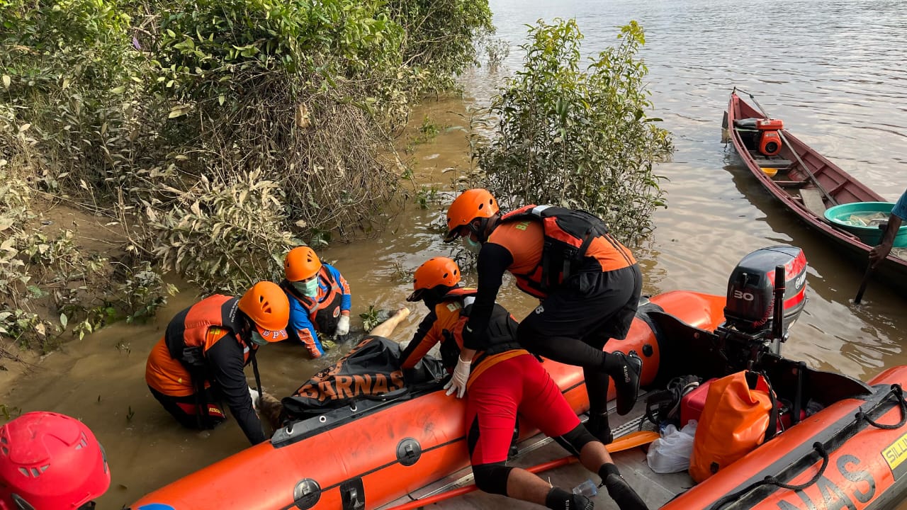 SETELAH 5 HARI PENCARIAN, KORBAN TENGGELAM DI SUNGAI BARITO MUARA TEWEH DITEMUKAN