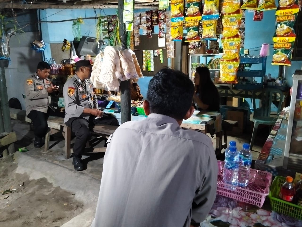 Anggota Polsek Bukit Batu Sambangi Warung di Banturung untuk Pelihara Kamtibmas