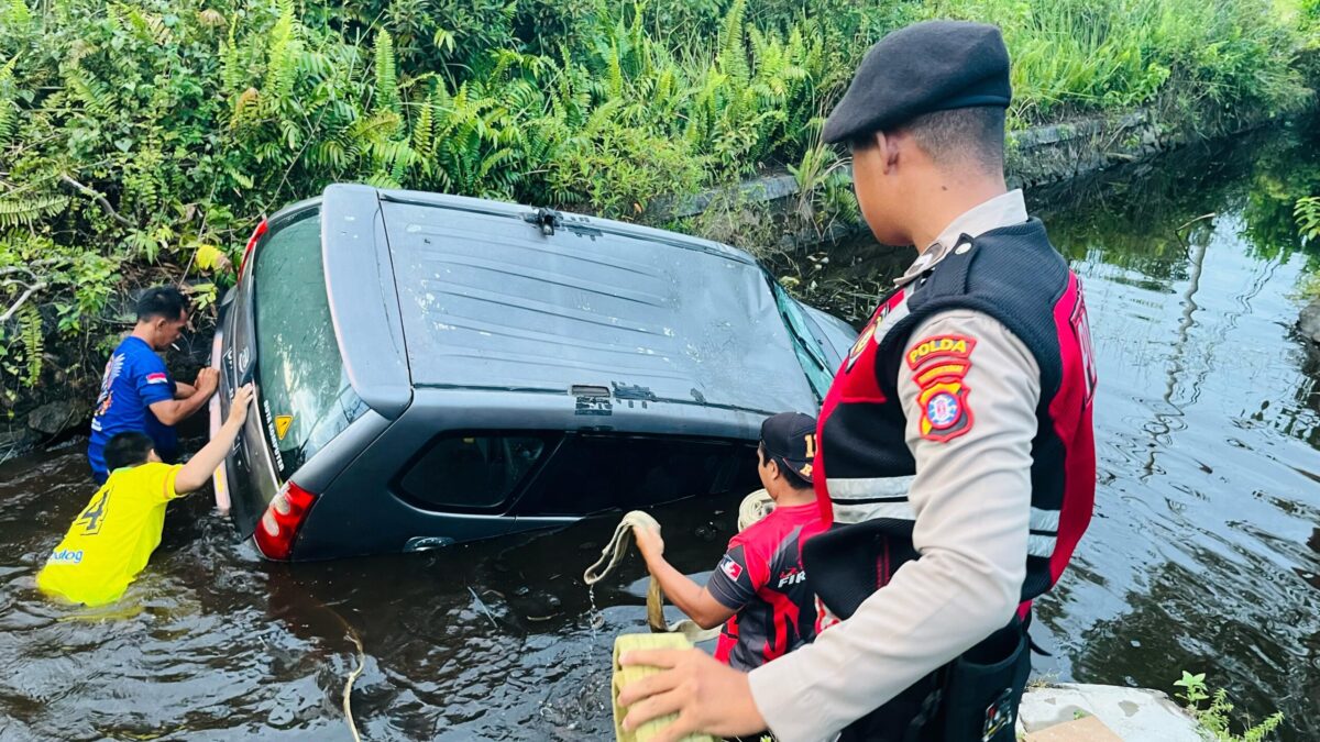Tanggap Dan Responsif, Personel Subdit Gasum Ditsamapta Polda Kalteng Evakuasi Mobil Yang Masuk Dalam Parit