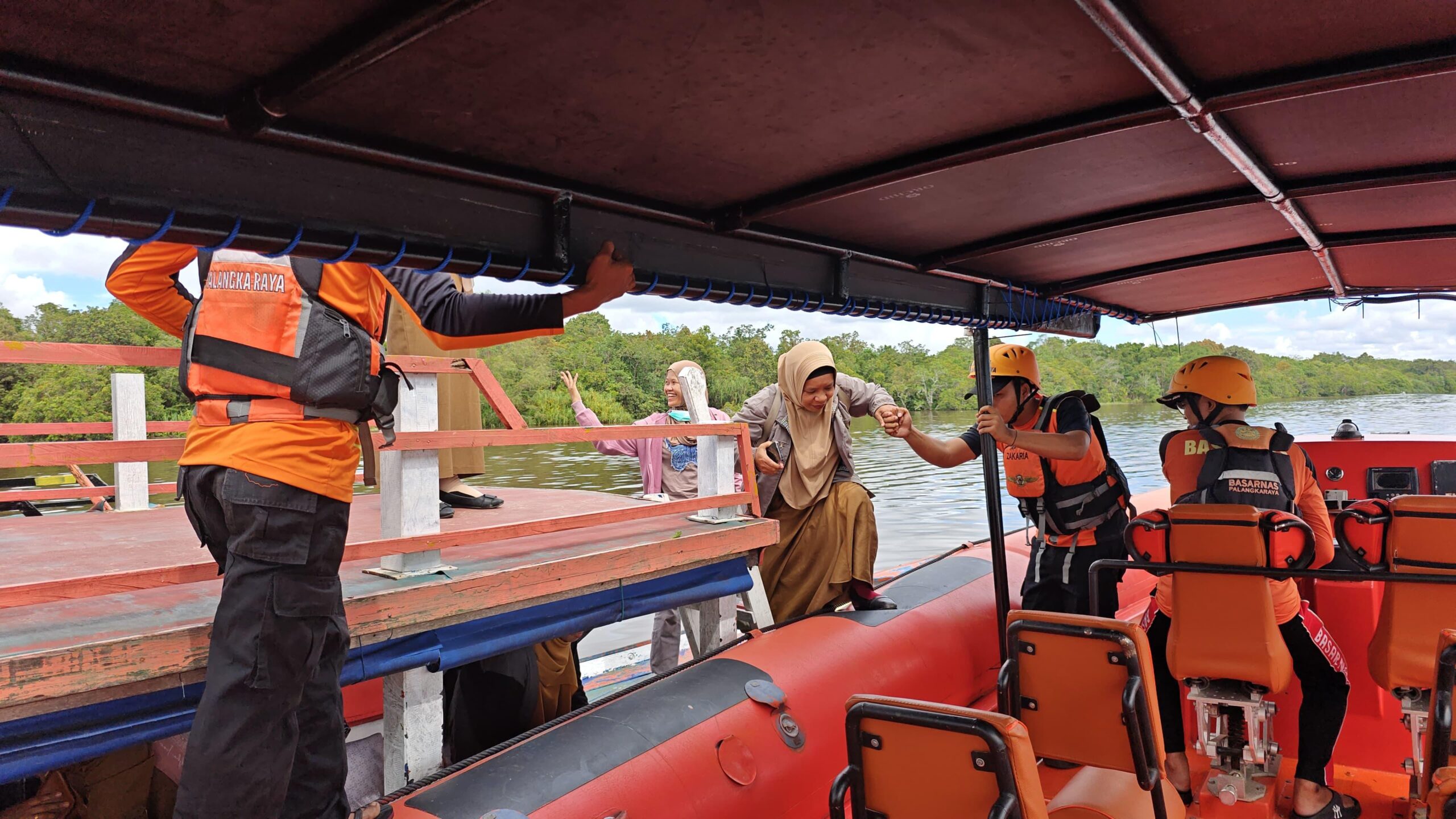 PERAHU MEMBAWA GURU MENGALAMI MATI MESIN, SEMUA KORBAN BERHASIL DISELAMATKAN
