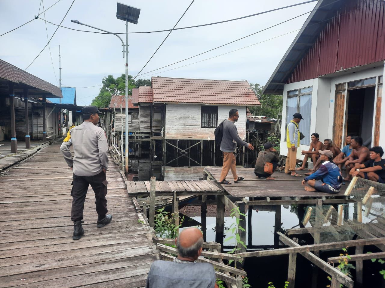 Polsek Sabangau Dampingi Staf Kelurahan Danau Tundai dalam Kegiatan Pencatatan Sipil