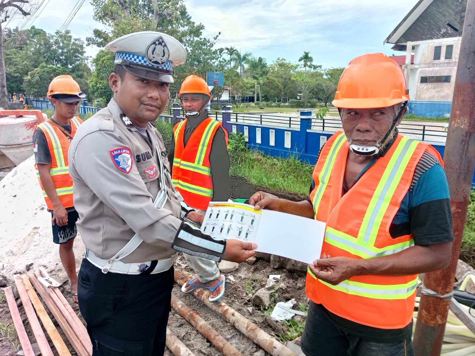 Satlantas Polresta Palangka Raya Edukasi Masyarakat tentang Tertib Lalu Lintas di Tingang