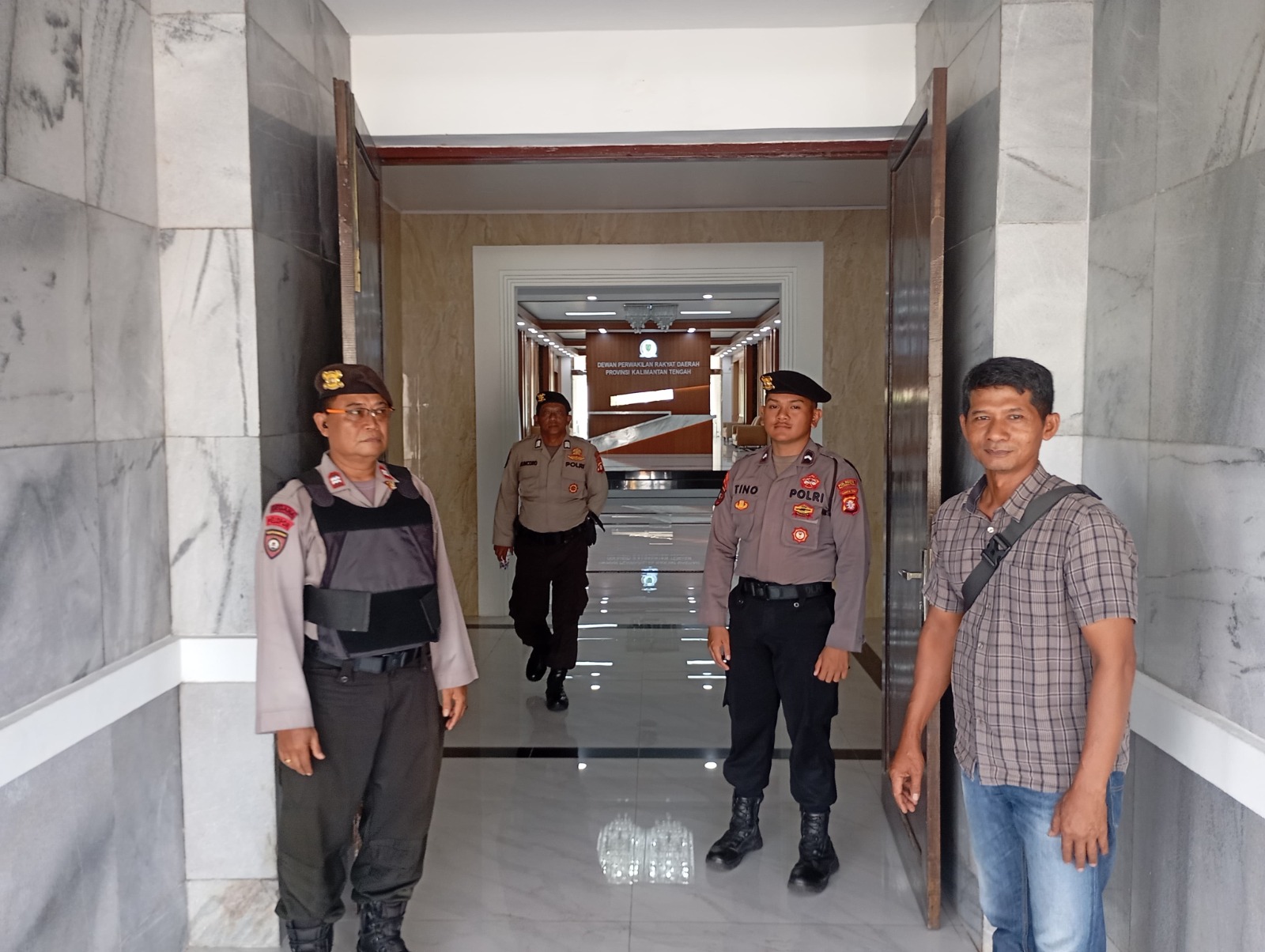Polresta Palangka Raya Amankan Jalannya Audiensi AMDBKT dan GRIB Jaya di DPRD Kalteng