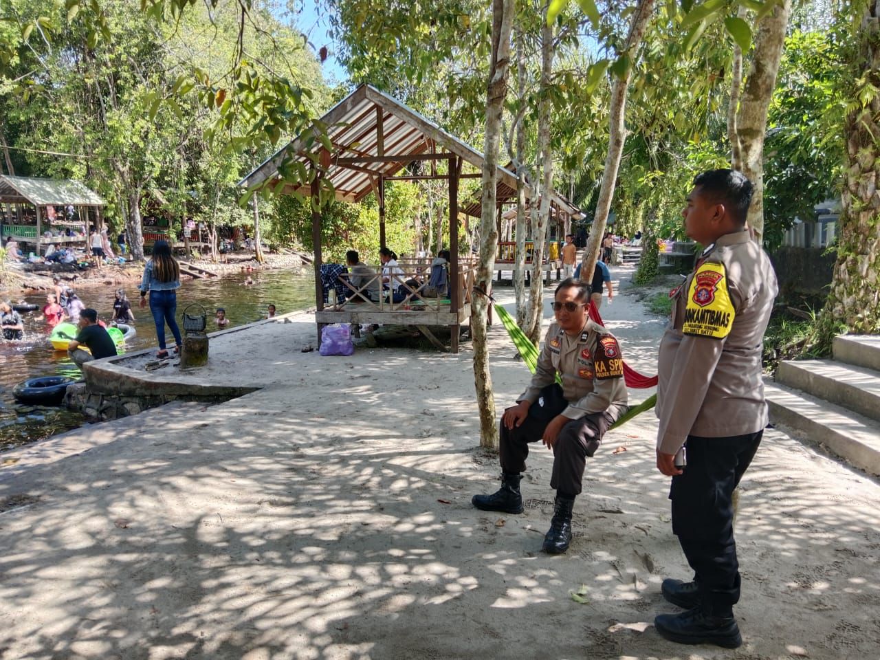 Sambangi Wisata Surung Danum, Anggota Polsek Bukit Batu Imbau Warga Jaga Keselamatan dan Ketertiban