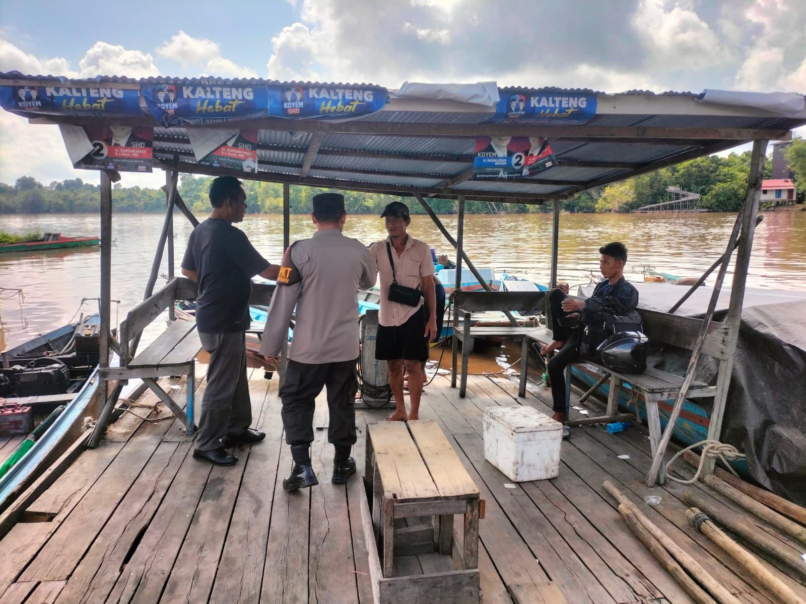 Polsek Bukit Batu Sambangi Warga Pelabuhan Tangkiling, Ajak Waspada dan Peduli Kamtibmas