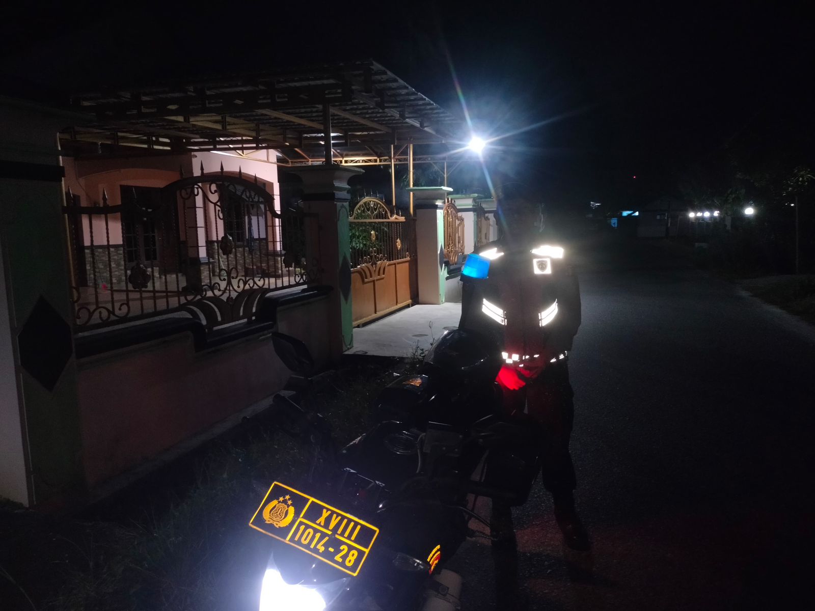 Anggota Samapta Polresta Palangka Raya Patroli Sambang ke Komplek Perumahan