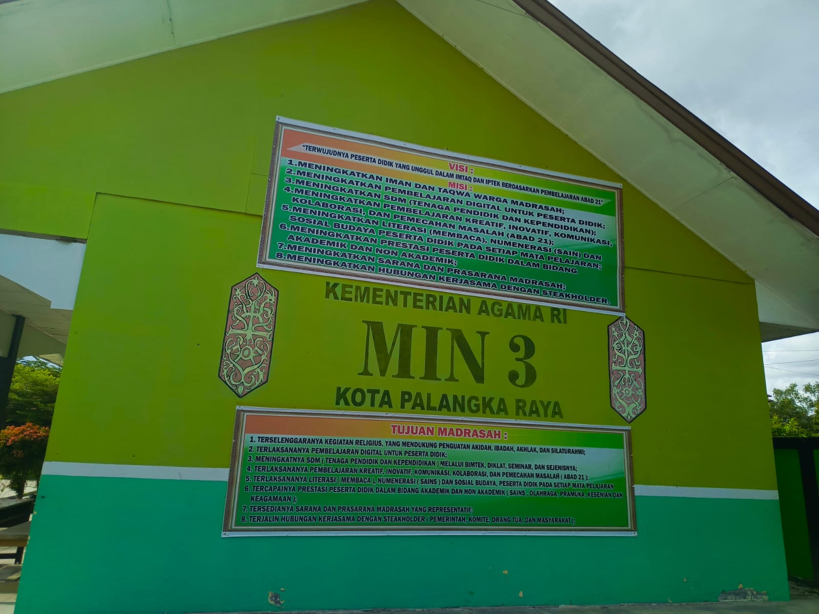 Partisipasi Guru dan Orang Tua, MIN 3 Palangka Raya Sukses Gelar Penyembelihan 5 Sapi Kurban