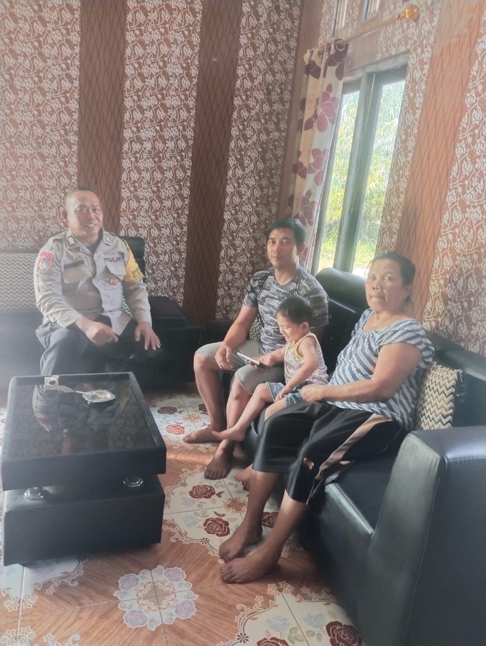 Bhabinkamtibmas Polsek Pahandut Sambangi Ketua RT 8/6 Bukit Tunggal, Sampaikan Imbauan Kamtibmas dan Cegah Karhutla