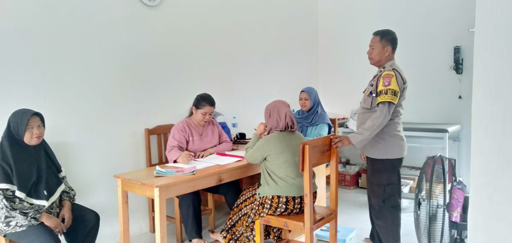 Bhabinkamtibmas Polsek Rakumpit Sambangi Klinik Mandiri Petuk Barunai, Ajak Jaga Keamanan Lingkungan