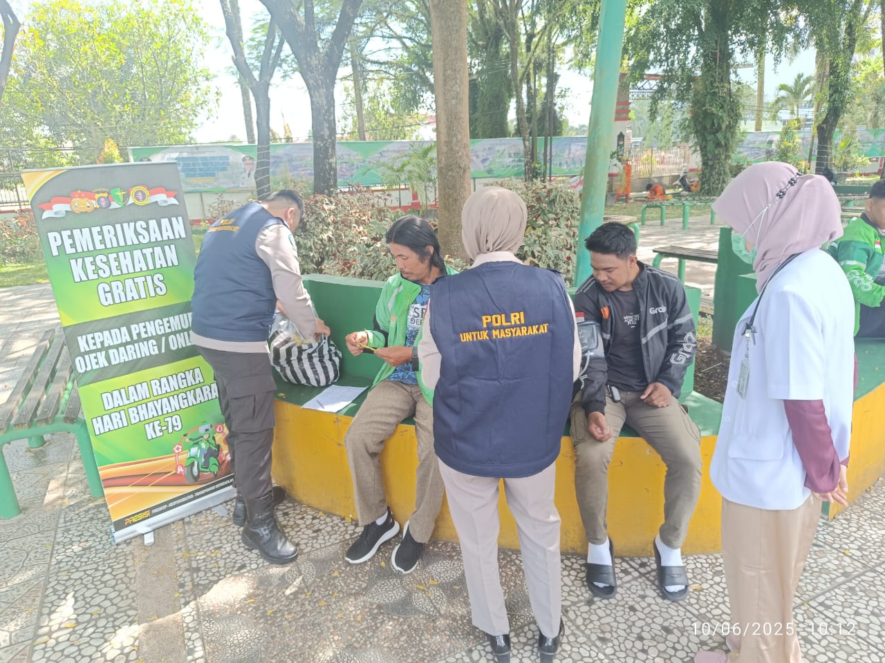 Sambut HUT Bhayangkara ke-79, Driver Ojol Dapat Layanan Cek Kesehatan Gratis Dari Rumkit Bhayangkara