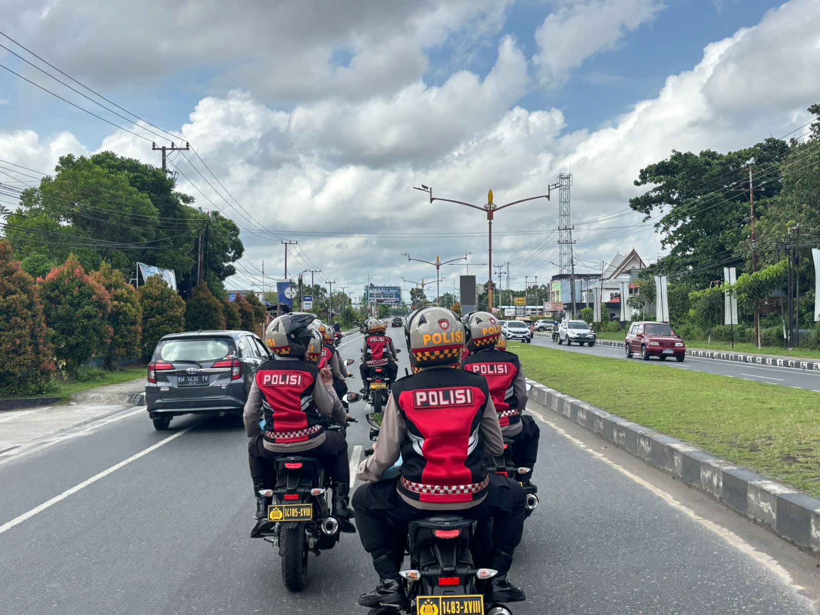 Tingkatkan Kamtibmas di Wilayah Palangka Raya, Polwan Ditsamapta Polda Kalteng Gelar Patroli Sembari Berbagi Makanan Jumat Berkah