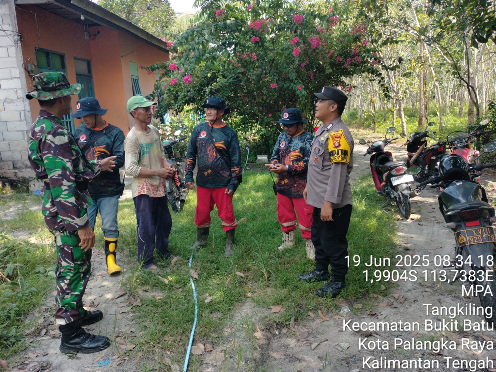 Cegah Karhutla, Bhabinkamtibmas Tangkiling Dampingi Satgas Lakukan Pengawasan di Pos Lapangan