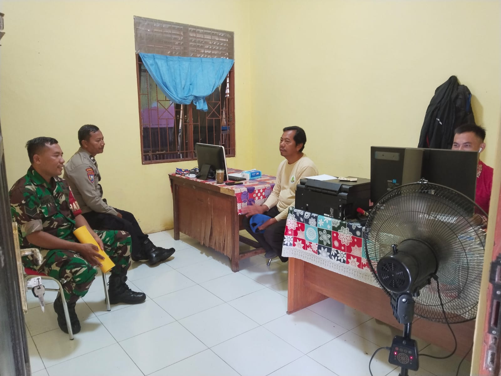 Jalin Silaturahmi, Bhabinkamtibmas Sambangi Kantor Kelurahan