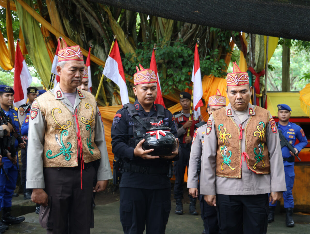 Jelang HUT Bhayangkara ke-79, Polda Kalteng Gelar Tradisi Pengambilan Air Suci di Bukit Batu