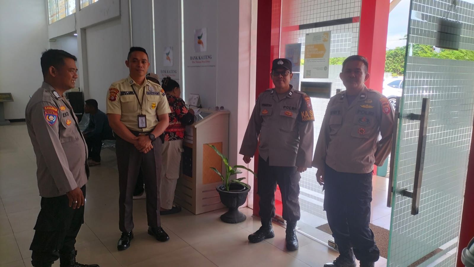 Anggota Samapta Polresta Palangka Raya Patroli Sambang ke Komplek Perumahan