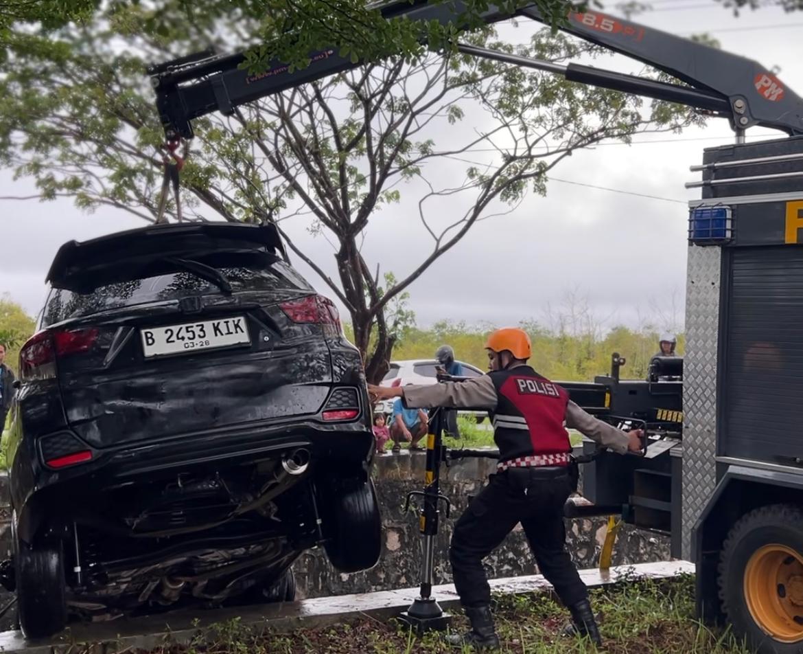 Sigap Tangani Laka Tunggal, Pammat Ditsamapta Polda Kalteng Evakuasi Mobil Terbalik di Jalan Soekarno