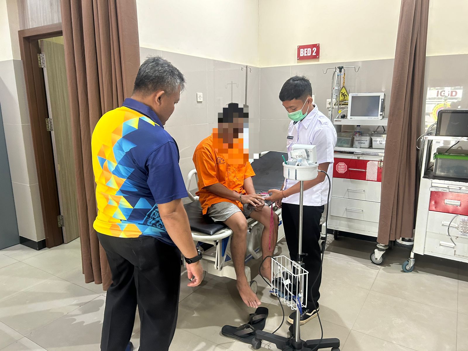 Karena Gangguan Kesehatan, Sattahti Polresta Palangka Raya Dampingi Tahanan Berobat ke RS Bhayangkara