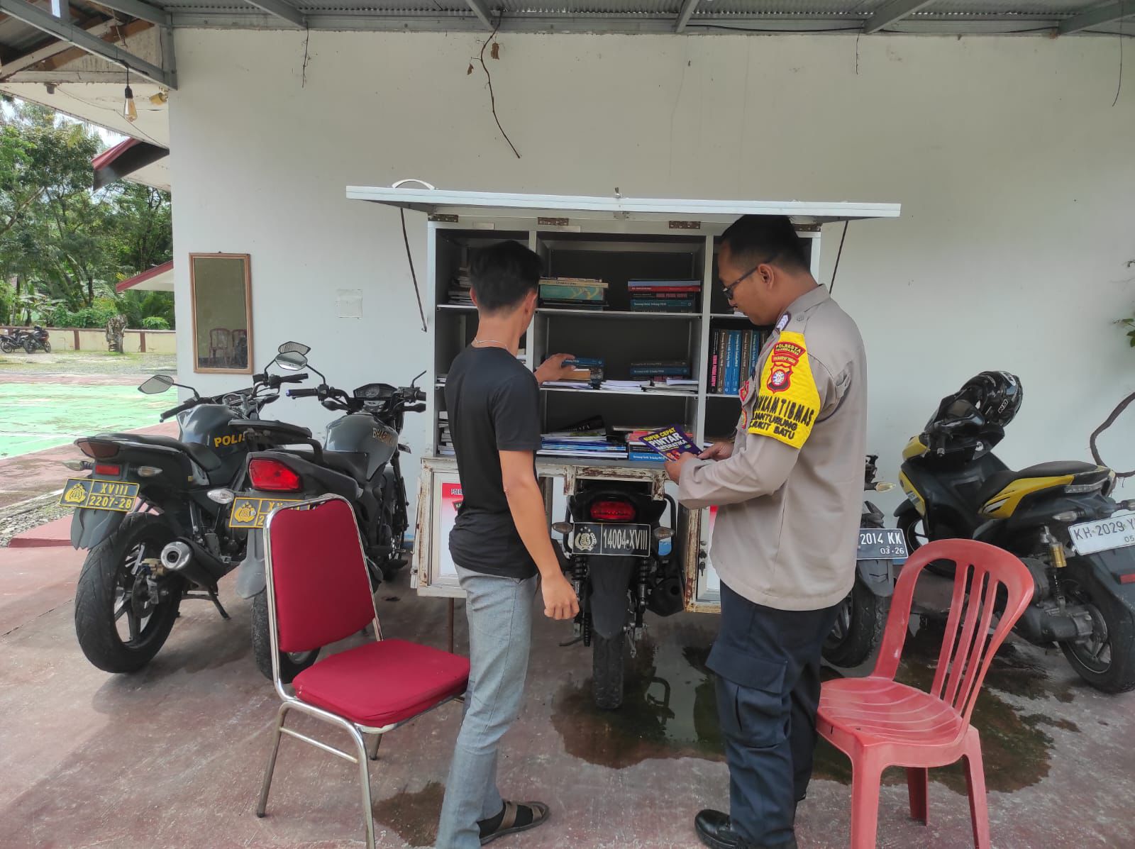 Terus Dukung Literasi, Personel Polsek Bukit Batu Hadirkan Motor Bajaka Presisi ke Warga