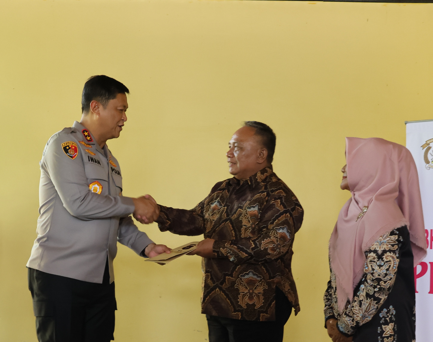 Sambut Hari Bhayangkara ke-79, Polda Kalteng Laksanakan Anjangsana ke Kediaman Purnawirawan, Warakawuri dan Panti Asuhan