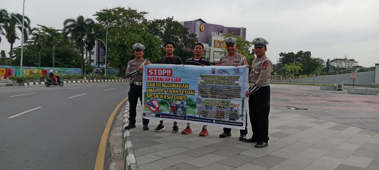 Personel Satlantas Polresta Palangka Raya Edukasi Masyarakat Soal Tertib Lalu Lintas di Bundaran Besar