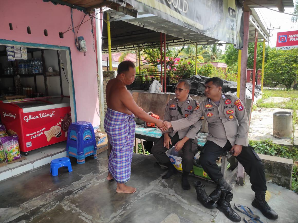 Anggota Polsek Bukit Batu Sambangi Warung, Jaga Suasana Aman di Kelurahan Tumbang Tahai
