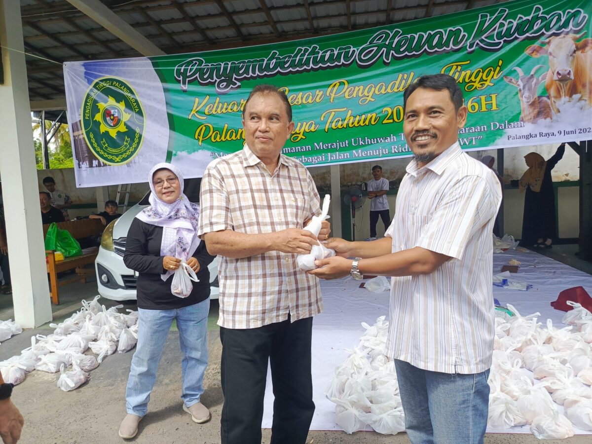 Peduli Sesama, Pengadilan Tinggi Palangka Raya Bagikan Daging Kurban ke Pekerja Lapangan
