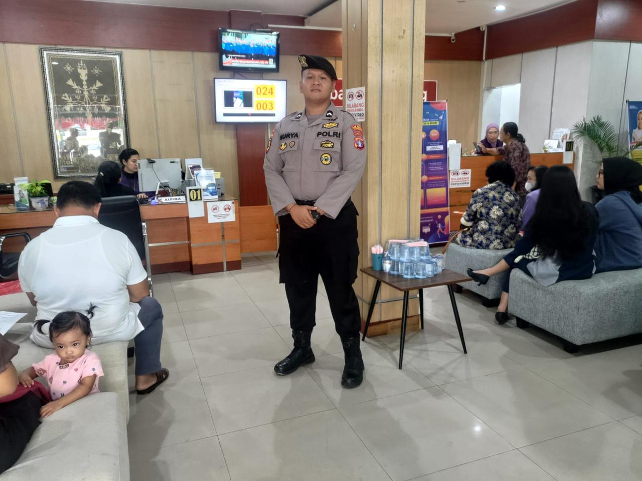 Anggota Satpamobvit Polresta Palangka Raya Pengamanan di Bank Guna Cegah Gangguan Keamanan