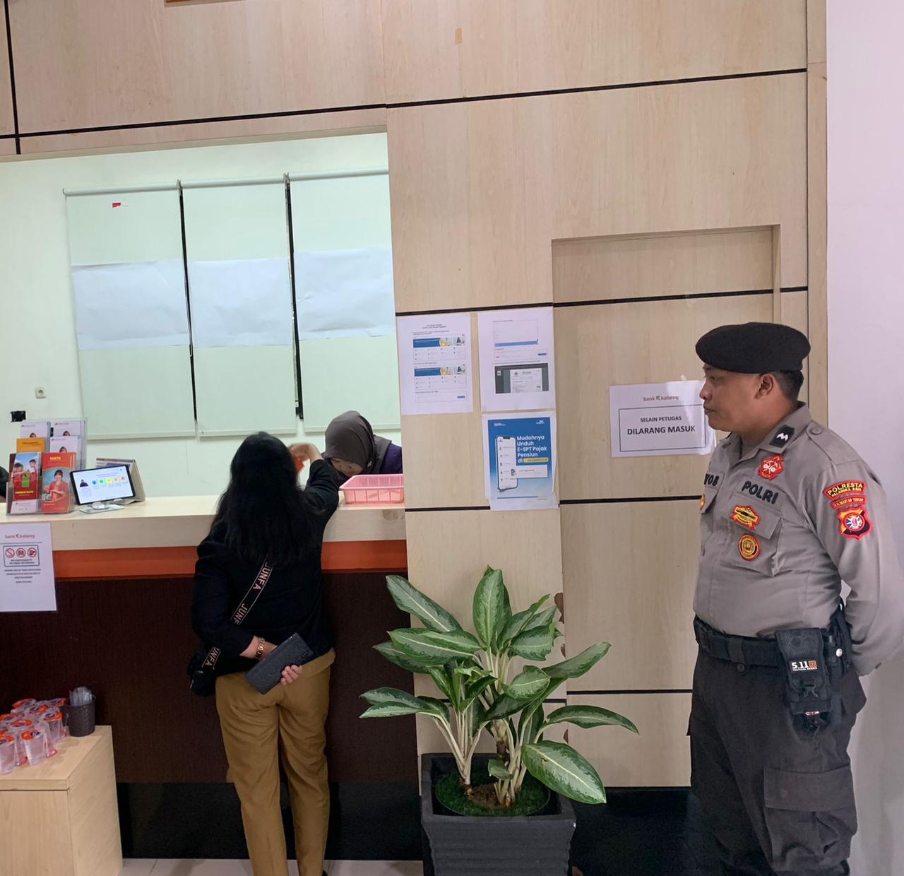 Personel Satpamobvit Polresta Palangka Raya terus Gelar Pengamanan dalam Area Kantor Perbankan