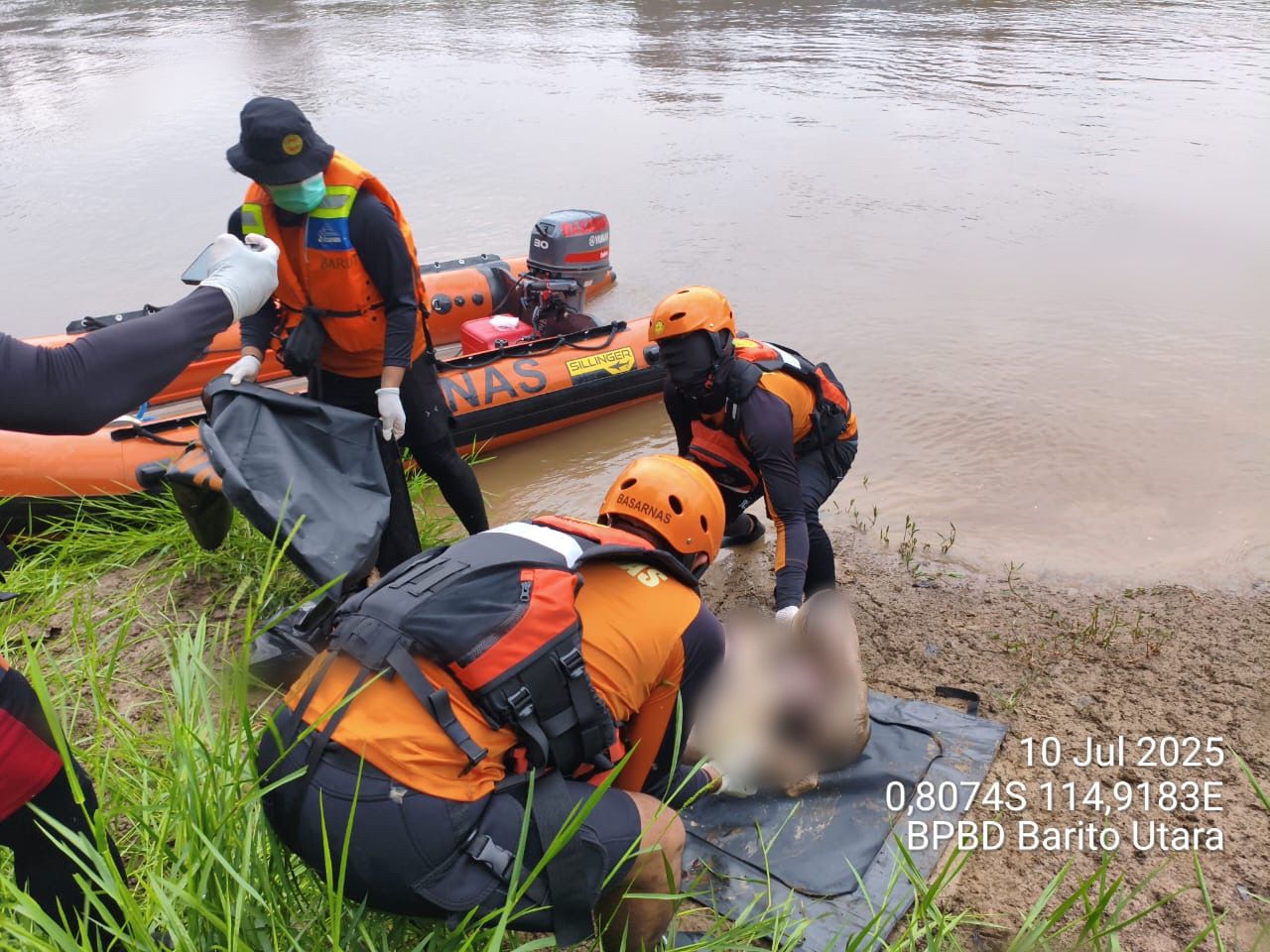 TIM SAR GABUNGAN TEMUKAN 2 DARI 3 KORBAN KAPAL TONGKANG TABRAK KAPAL MOTOR DI SUNGAI BARITO