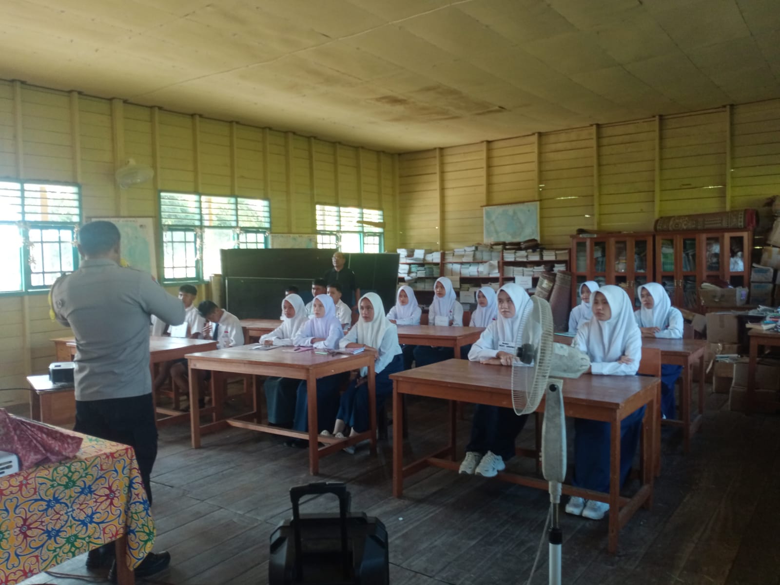 Beri Materi MPLS SMAN-8, Polsek Sabangau Ingatkan Jauhi Pergaulan Bebas dan Kenakalan Remaja