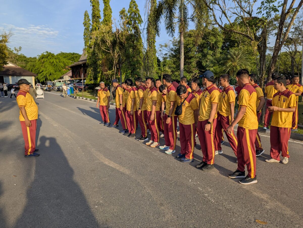 Polresta Palangka Raya Hadirkan Puluhan Personel Ikuti Jalan Sehat Koperasi ke-78 di Kantor Gubernur