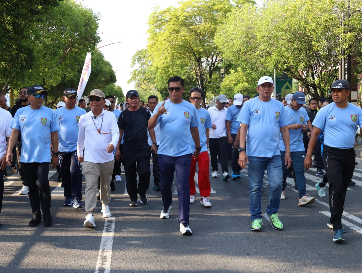 Semarakkan Hakopnas ke-78, Kapolda Kalteng Ikuti Jalan Sehat Bersama Masyarakat