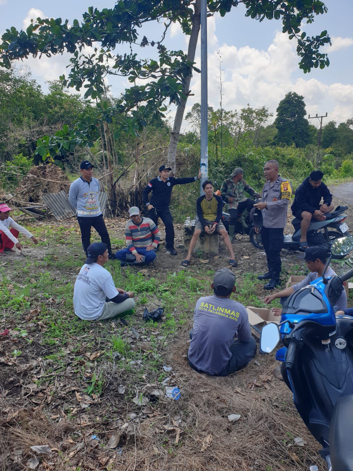 Bhabinkamtibmas Tumbang Rungan Ajak Warga Gotong Royong Jaga Kebersihan dan Kamtibmas