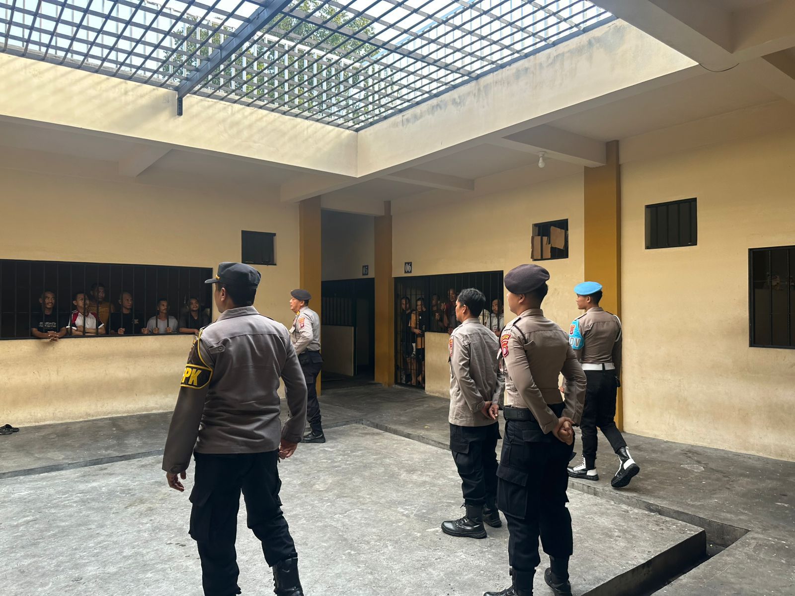 Personel Sattahti Polresta Palangka Raya Bersama Piket Fungsi dalam Periksa Tahanan