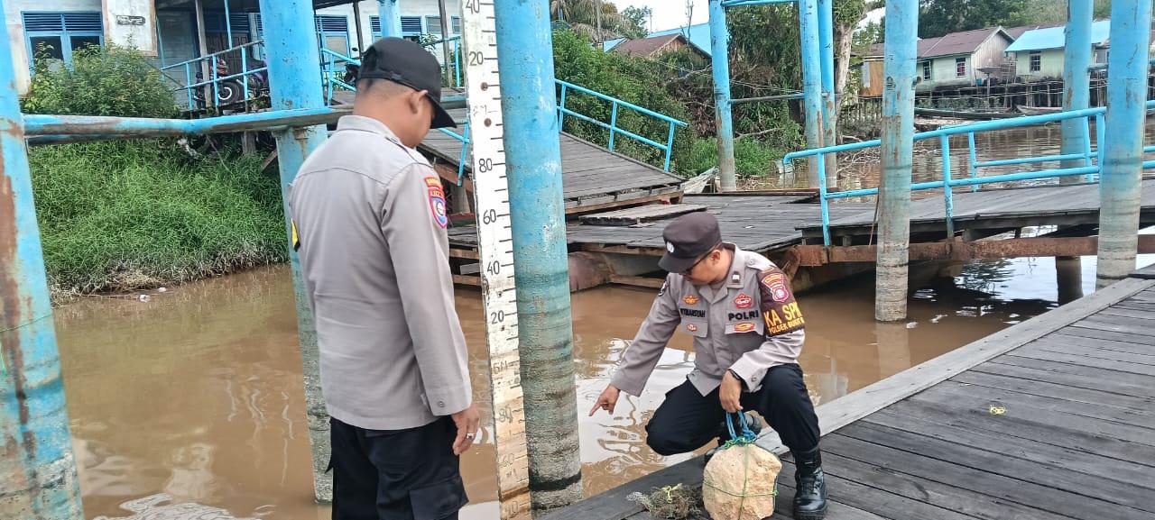 Cegah Dampak Banjir, Polsek Bukit Batu Pantau Debit Air Sungai Rungan di Tangkiling