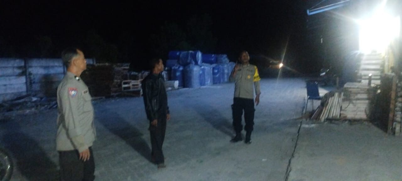 Piket Polsek Sabangau Tinjau Kamtibmas di Komplek Pergudangan