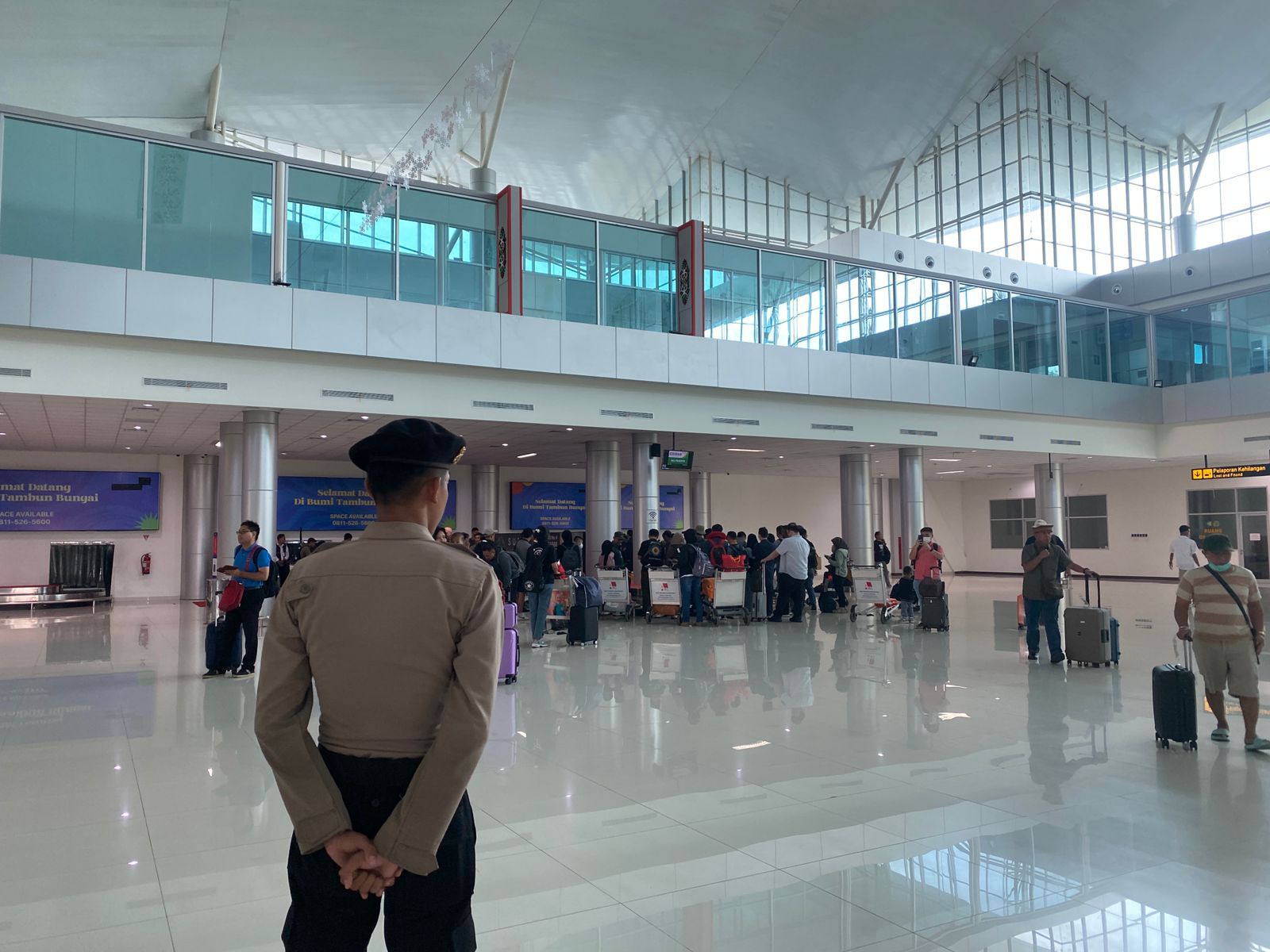 Personel Polresta Palangka Raya Laksanakan Pengamanan Bandara Tjilik Riwut, Ciptakan Situasi Aman dan Kondusif