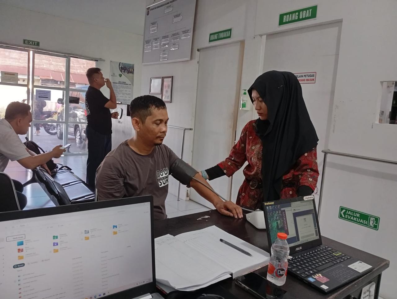 Sidokkes Polresta Palangka Raya Layani Pemeriksaan Kesehatan dan Rujukan Tahanan