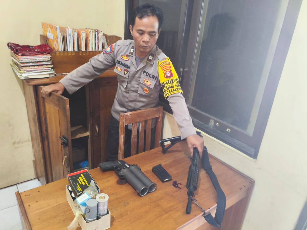 Jaga Kesiapsiagaan, SPKT Polsek Sabangau Lakukan Pemeriksaan Rutin Peralatan Dinas