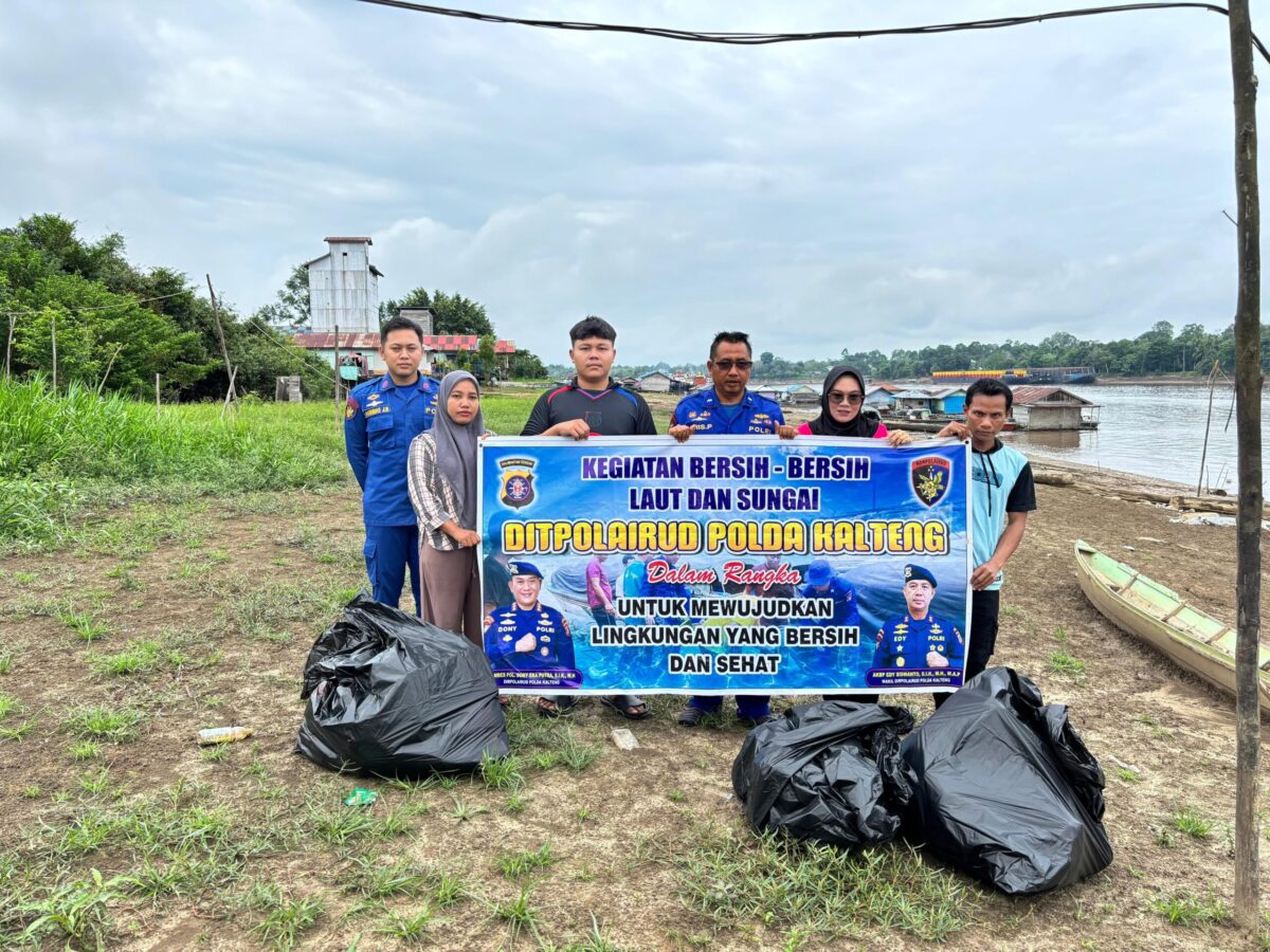 Jaga Kebersihan, Personel Ditpolairud Gotong Royong Besama Warga Bersihkan Sampah