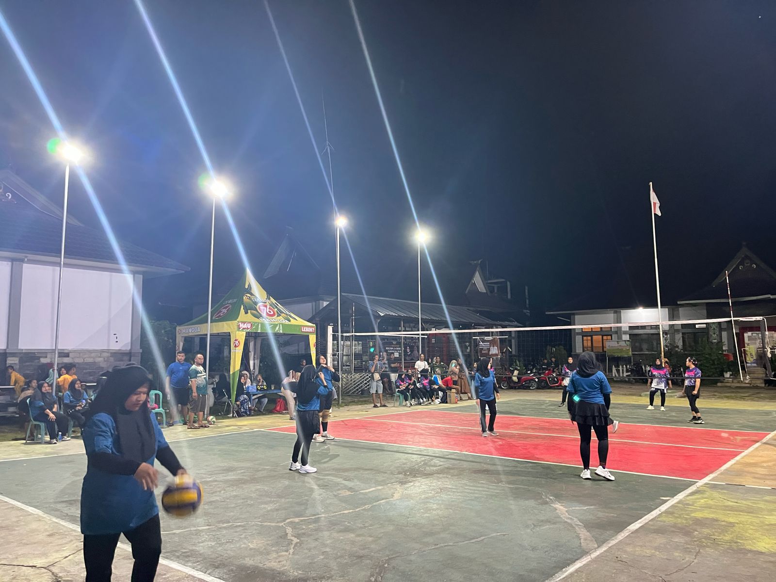 Polsek Sabangau Monitoring Lomba Bola Voli HUT RI ke-80 di Kalampangan