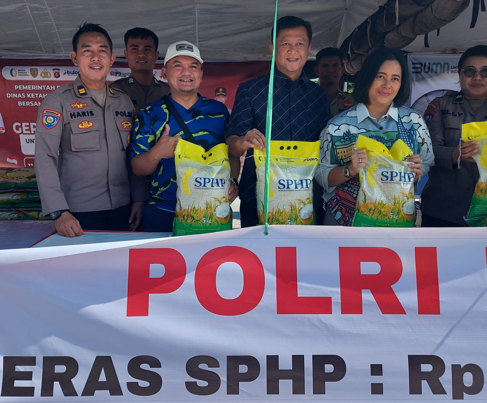 Gerakan Pangan Murah Sinergi Ditbinmas Polda Kalteng Dan Bulog, Beras SPHP Dan Minyak Goreng Kita Diserbu Masyarakat di CFD Bundaran Besar Palangka Raya