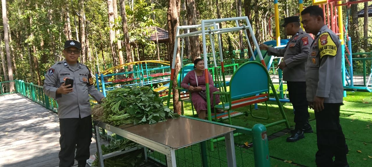 Anggota Polsek Bukit Batu Datangi Objek Wisata Kota Hutan Nyaru Menteng Berkah untuk Pastikan Keamanan