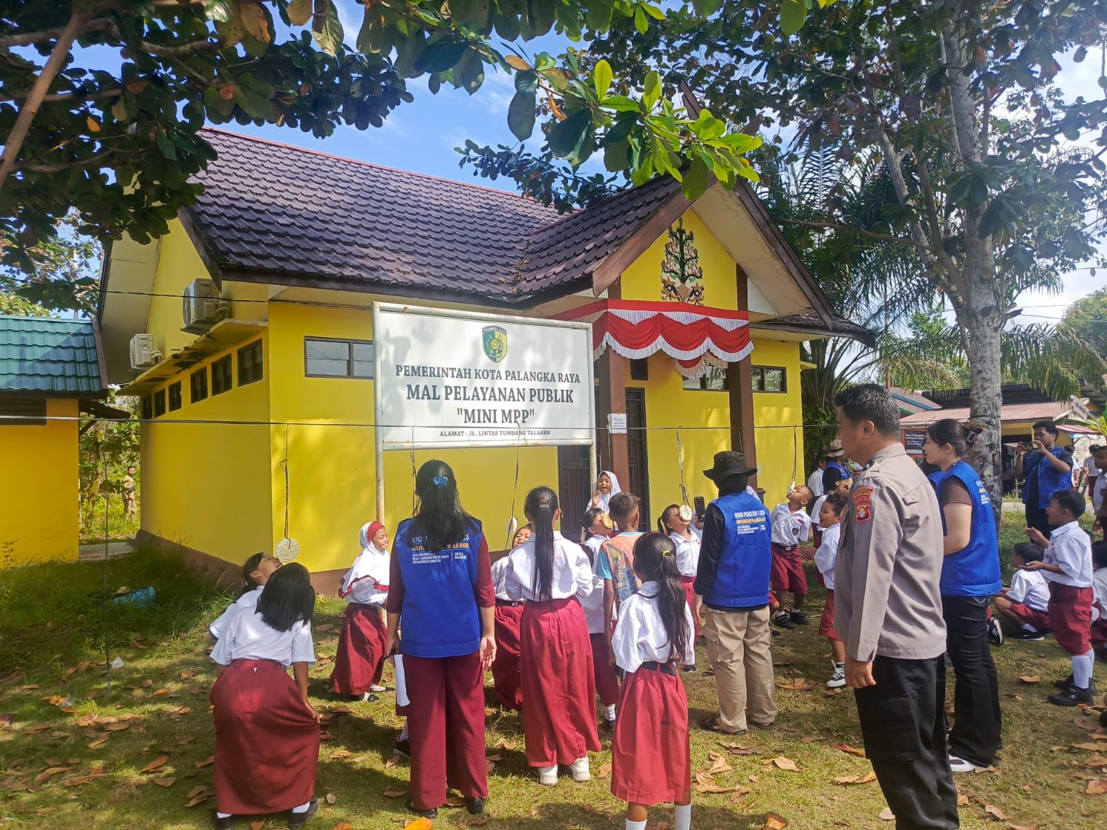 Wujudkan Polsanak, Polsek Rakumpit Saksikan Lomba 17-an Tingkat Pelajar di Kantor Kelurahan Pager