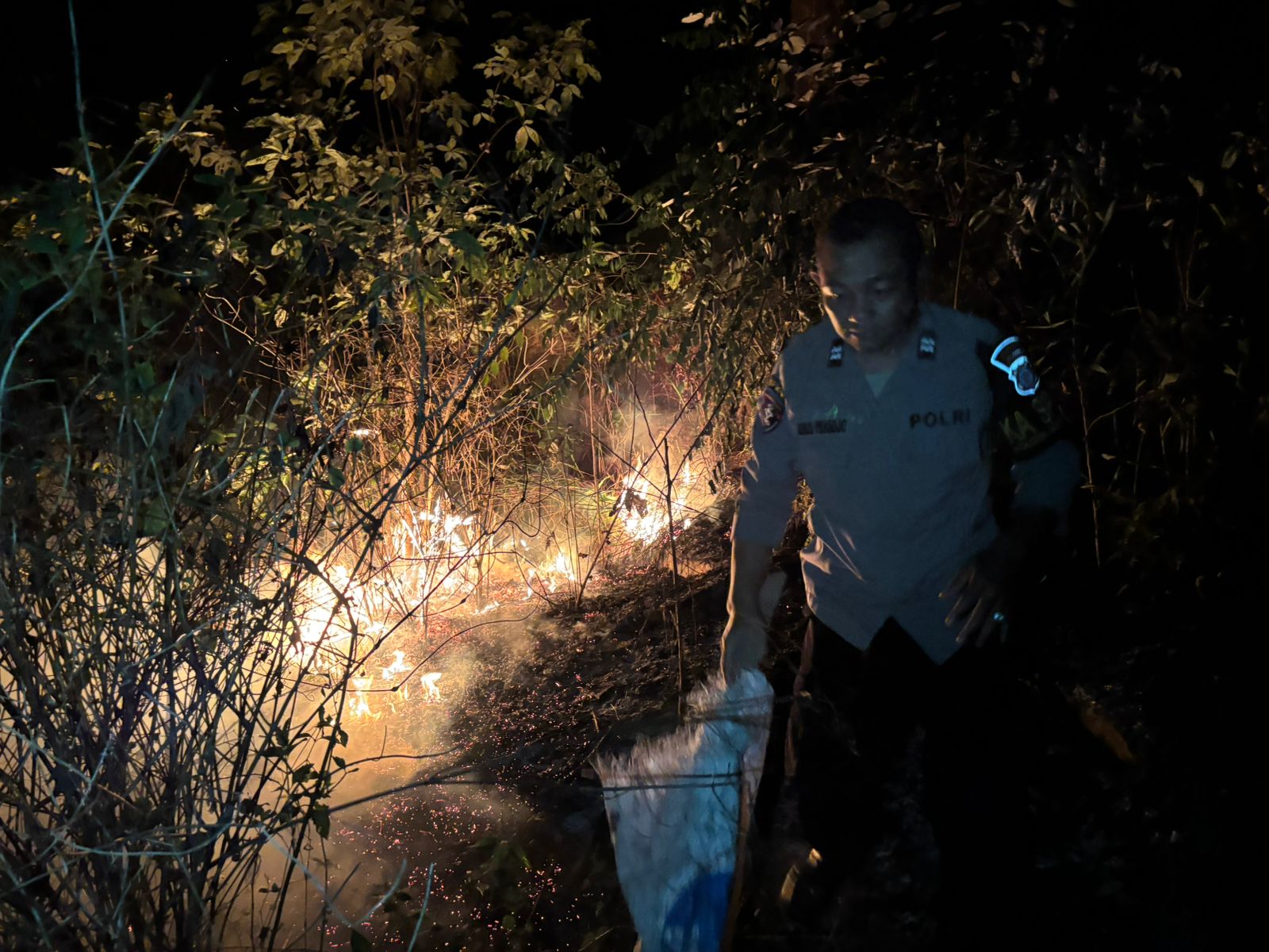 Tanggapi Laporan, Polsek Bukit Batu Berjibaku Padamkan Karhutla di Tangkiling